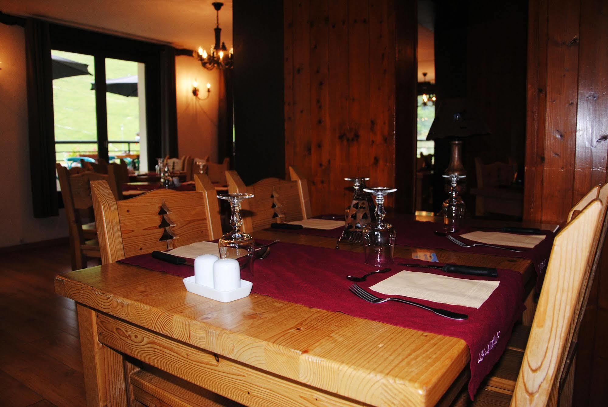 Hotel Les Combelles Châtel Exteriör bild