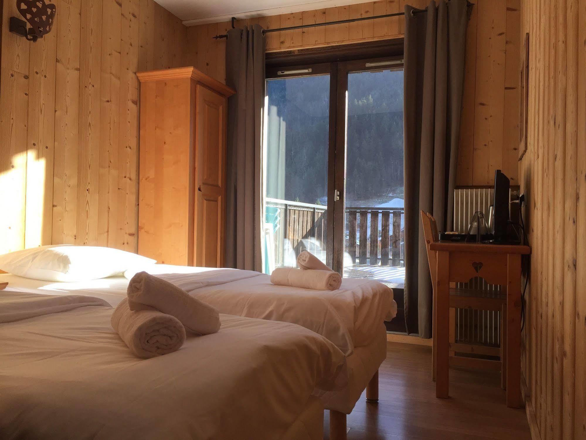 Hotel Les Combelles Châtel Exteriör bild