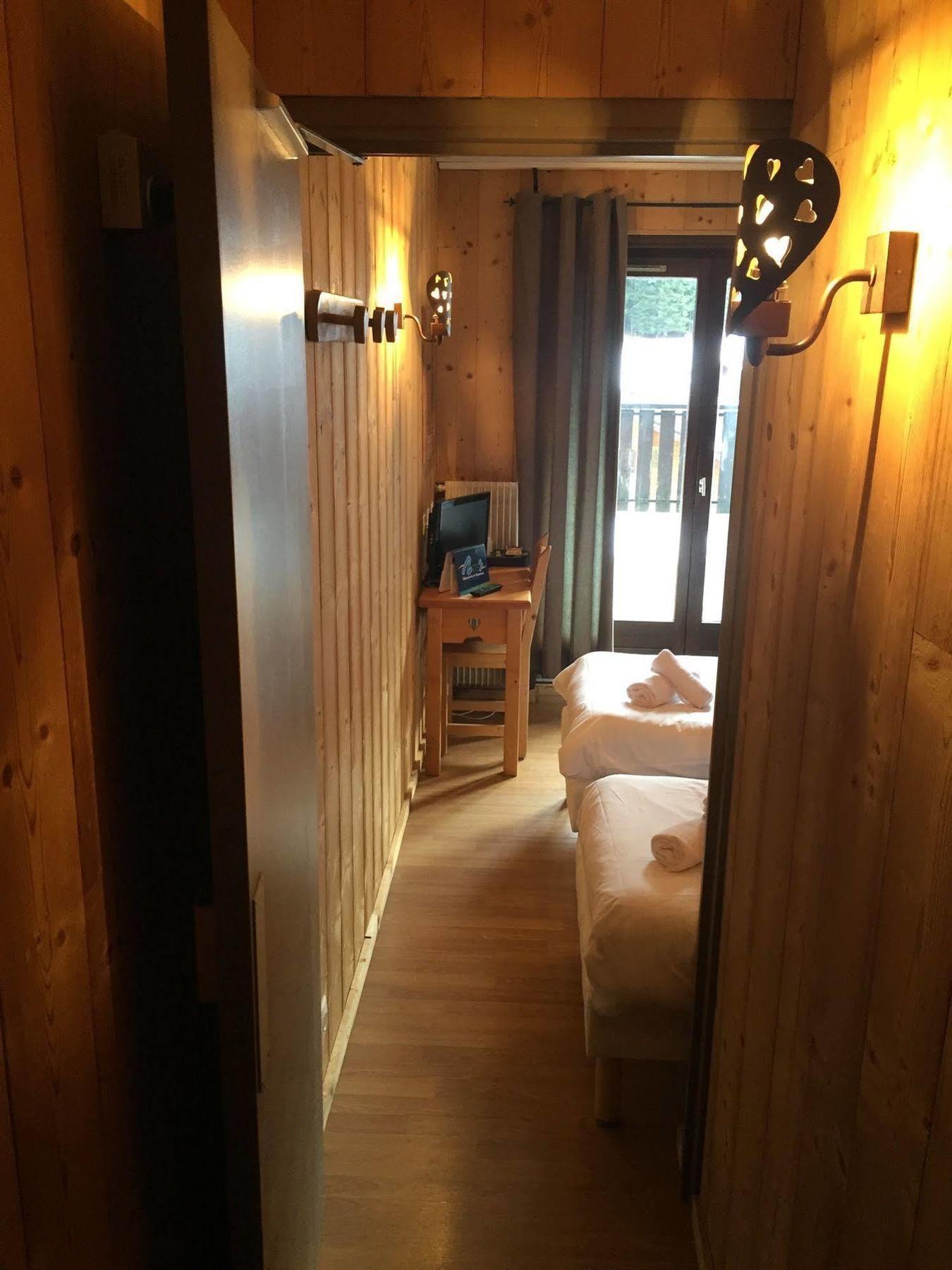 Hotel Les Combelles Châtel Exteriör bild