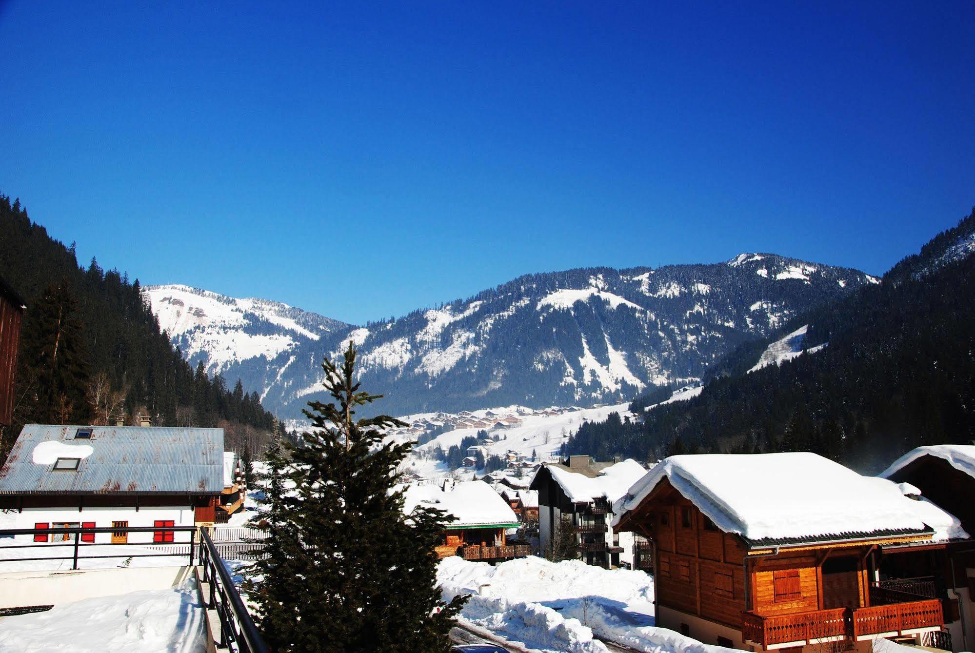 Hotel Les Combelles Châtel Exteriör bild