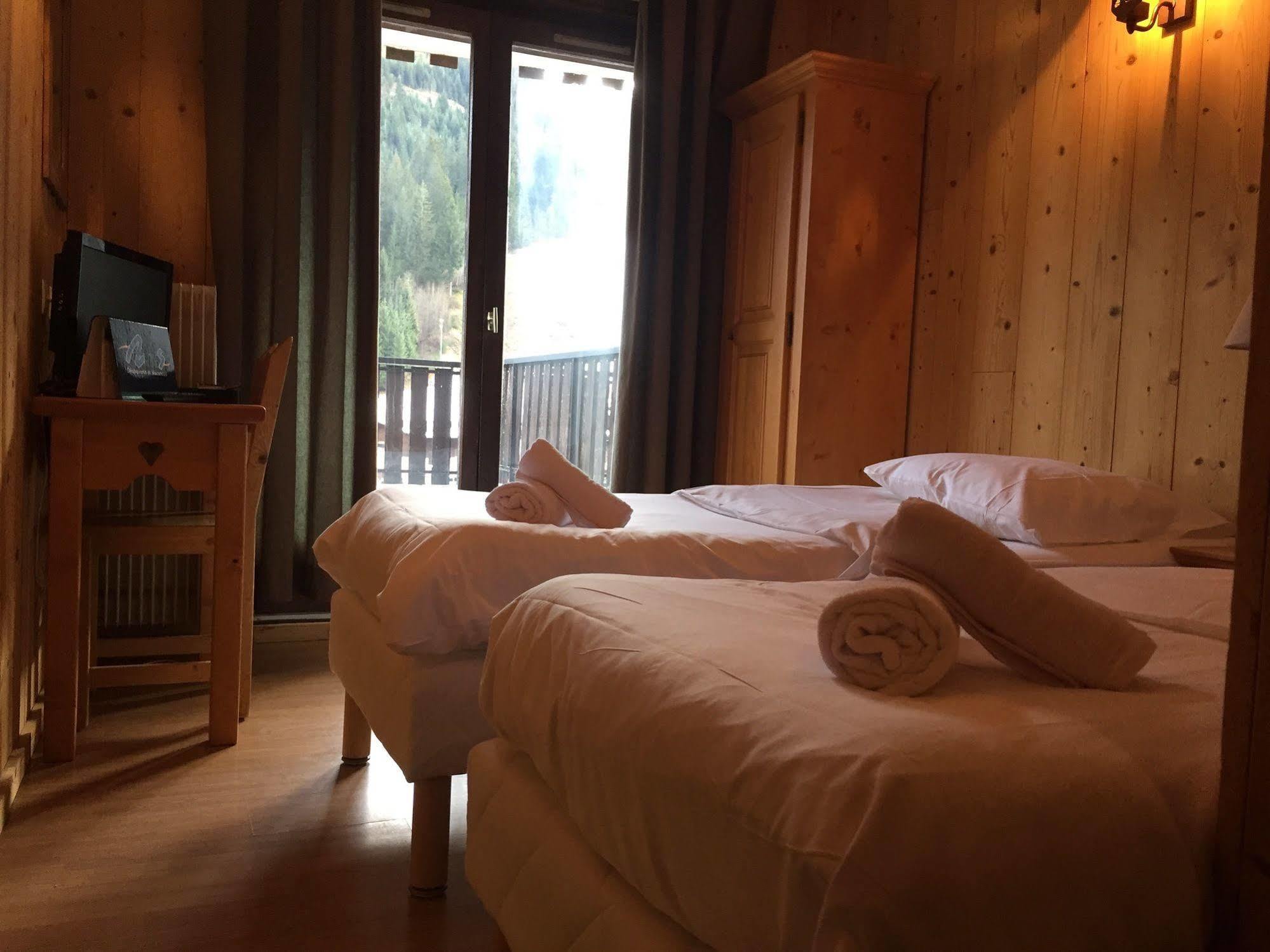 Hotel Les Combelles Châtel Exteriör bild